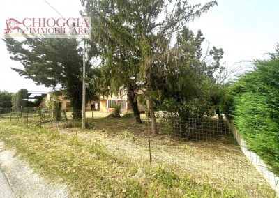 RIF.500 - SANT'ANNA, CASA SINGOLA CON MAGAZZINI E GIARDINO