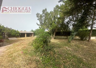 RIF.500 - SANT'ANNA, CASA SINGOLA CON MAGAZZINI E GIARDINO