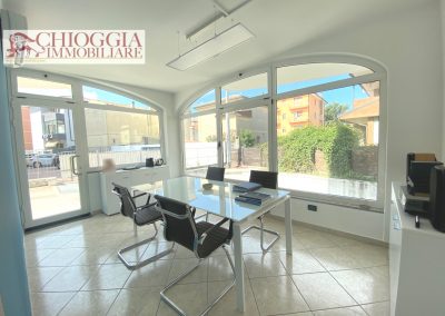 RIF.468 - SOTTOMARINA, NEGOZIO CON GARAGE E POSTO AUTO