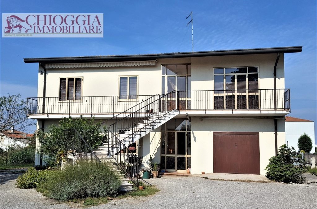 RIF.331 – CASA SINGOLA DI DUE UNITA’ ABITATIVE CON TERRENO E GARAGE