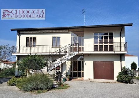 RIF.331 – CASA SINGOLA DI DUE UNITA’ ABITATIVE CON TERRENO E GARAGE