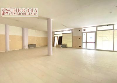 RIF.28 - SOTTOMARINA, NEGOZIO DI OLTRE 100 mq. Euro 180.000.