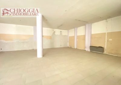 RIF.28 - SOTTOMARINA, NEGOZIO DI OLTRE 100 mq. Euro 180.000.