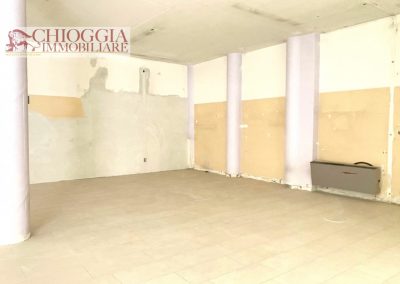 RIF.28 - SOTTOMARINA, NEGOZIO DI OLTRE 100 mq. Euro 180.000.