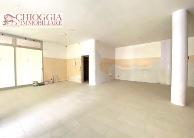 RIF.28 - SOTTOMARINA, NEGOZIO DI OLTRE 100 mq. Euro 180.000.