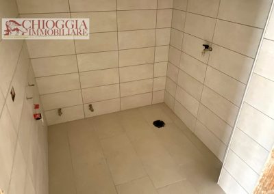 RIF.28 - SOTTOMARINA, NEGOZIO DI OLTRE 100 mq. Euro 180.000.