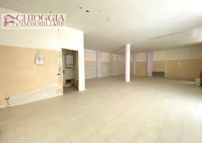 RIF.28 - SOTTOMARINA, NEGOZIO DI OLTRE 100 mq. Euro 180.000.