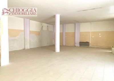 RIF.28 - SOTTOMARINA, NEGOZIO DI OLTRE 100 mq. Euro 180.000.