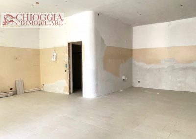 RIF.28A - SOTTOMARINA, NEGOZI DI 100 mq A 800 euro/mese.