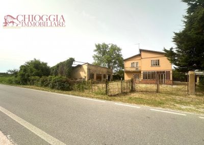 RIF.500 - SANT'ANNA, CASA SINGOLA CON MAGAZZINI E GIARDINO