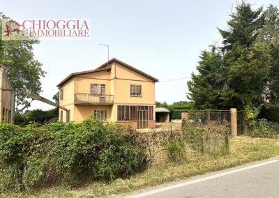 RIF.500 - SANT'ANNA, CASA SINGOLA CON MAGAZZINI E GIARDINO