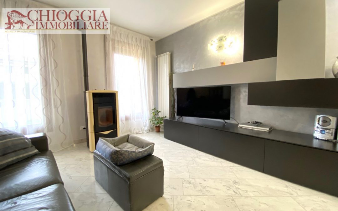 RIF.574 – VILLA A SCHIERA CON GIARDINO. Euro 220.000.