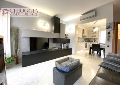 RIF.574 - VILLA A SCHIERA CON GIARDINO. Euro 220.000.