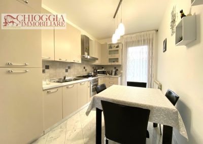 RIF.574 - VILLA A SCHIERA CON GIARDINO. Euro 220.000.