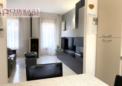 RIF.574 - VILLA A SCHIERA CON GIARDINO. Euro 220.000.