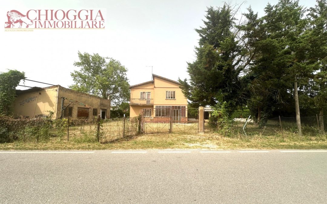 RIF.500 – SANT’ANNA, CASA SINGOLA CON MAGAZZINI E GIARDINO